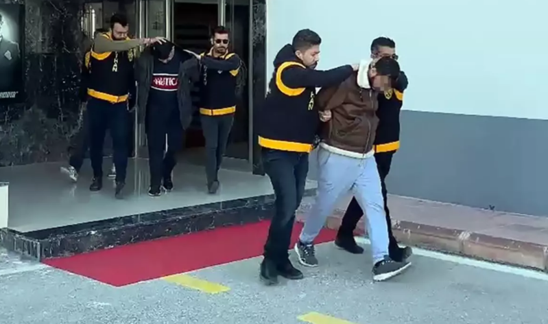 İş adamının başına tapança dayayaraq külli miqdarda pul tələb etdilər