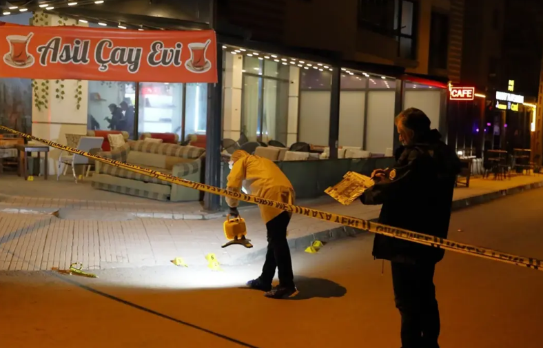 Qəhvəxanaya atəş açdı: Ölənlər və yaralananlar var