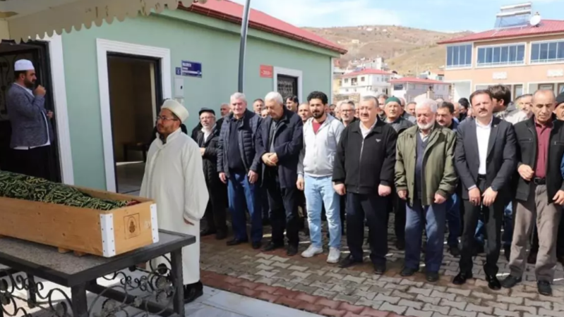 Anasının tabutu başında ürək tutmasından dünyasını dəyişdi