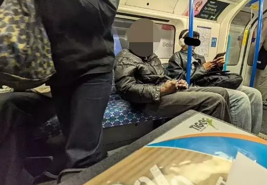 Metroda narkotik çəkdi