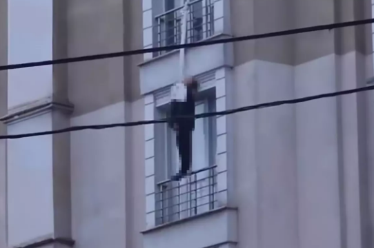 Psixoloji problemi olan şəxs özünü asdı - VİDEO