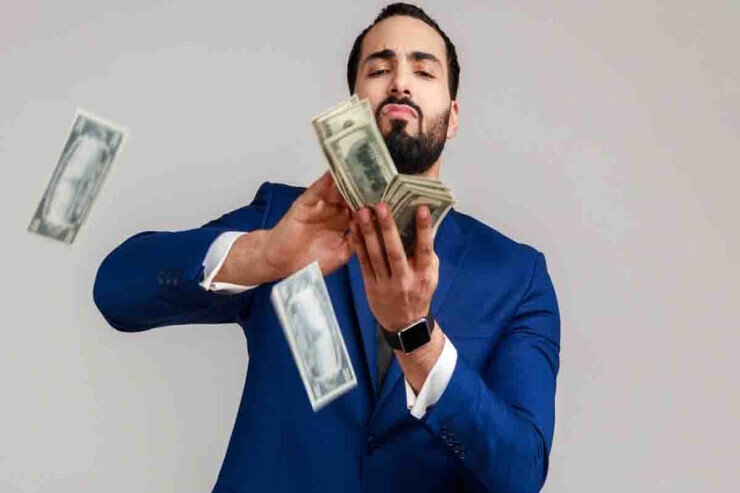 Öz toyunda yerə pul səpən bəy həbs olundu