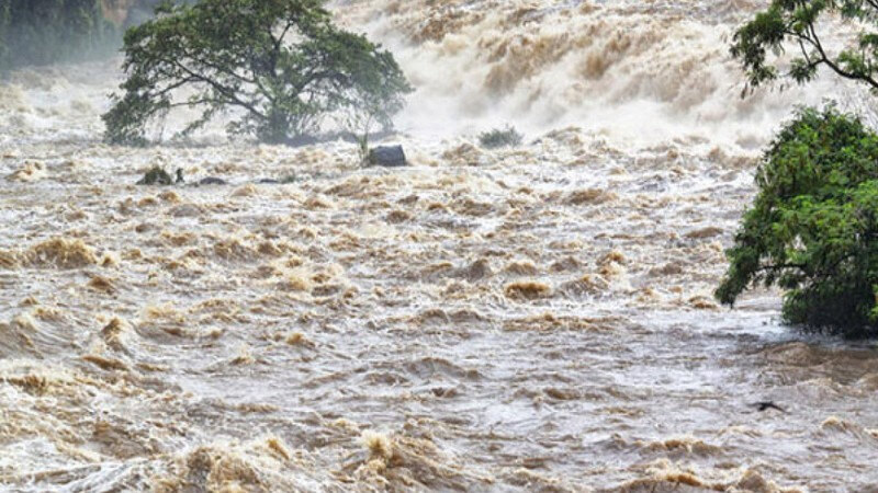 Ağsuda ekskavatora sığınanları sel apardı - Ölən var