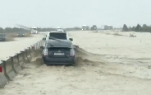Bakı-Quba yolunu su basdı, maşınlar ödənişli yola yönləndirildi - Video