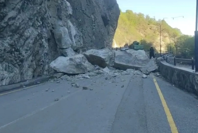 Qubada qaya uçqunu olub - Ondan çox kəndlə əlaqə kəsilib