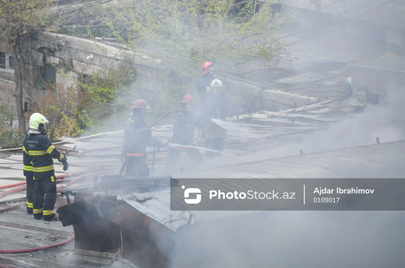 Bakının Nizami küçəsində anbardakı şiddətli yanğın SÖNDÜRÜLÜB