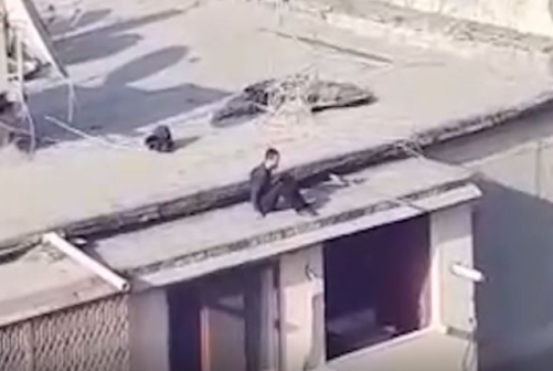 Xırdalanda arvadını döyən kişi özünü binadan atmaq istədi - YENİLƏNİB