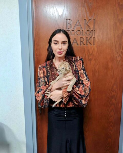 Leyla Əliyevanın şir balası ilə maraqlı - Görüntüləri