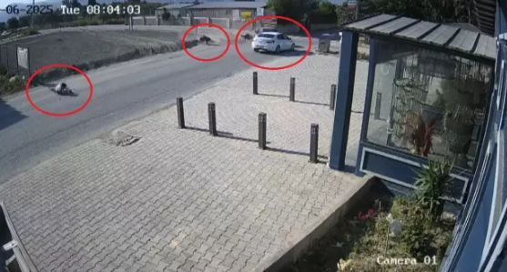 Motosikletlə avtomobil toqquşdu, iki nəfər havaya sovruldu - VİDEO