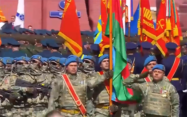 Azərbaycan hərbçiləri paradda keçid etdi - Video