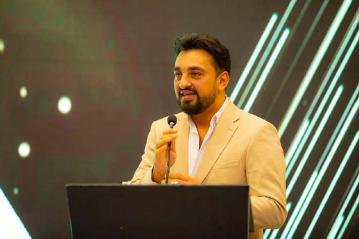 Azərbaycanlı aparıcı efirdə babasının öldüyünü dedi