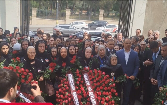 Şəhidin 13 yaşlı qızı izdihamla dəfn olundu - Video