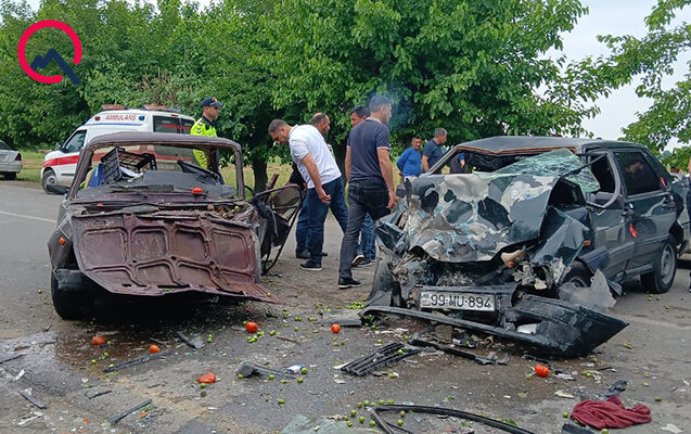 Ağır qəzada sürücülər yaralandı, meyvə-tərəvəz yola dağıldı - Fotolar