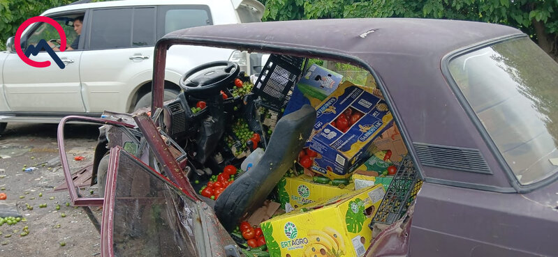 Ağır qəzada sürücülər yaralandı, meyvə-tərəvəz yola dağıldı - Fotolar
