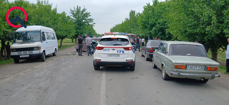 Ağır qəzada sürücülər yaralandı, meyvə-tərəvəz yola dağıldı - Fotolar