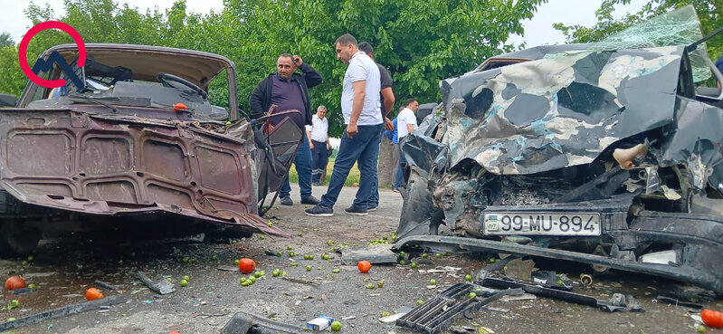 Ağır qəzada sürücülər yaralandı, meyvə-tərəvəz yola dağıldı - Fotolar