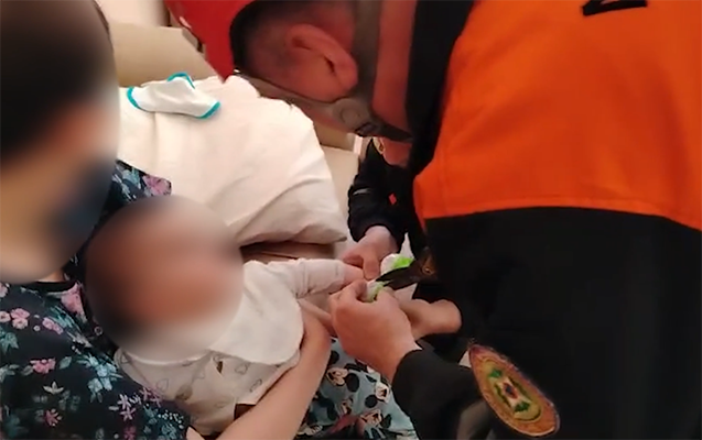 1 yaşlı körpənin əli oyuncaqda sıxılıb qaldı - Video