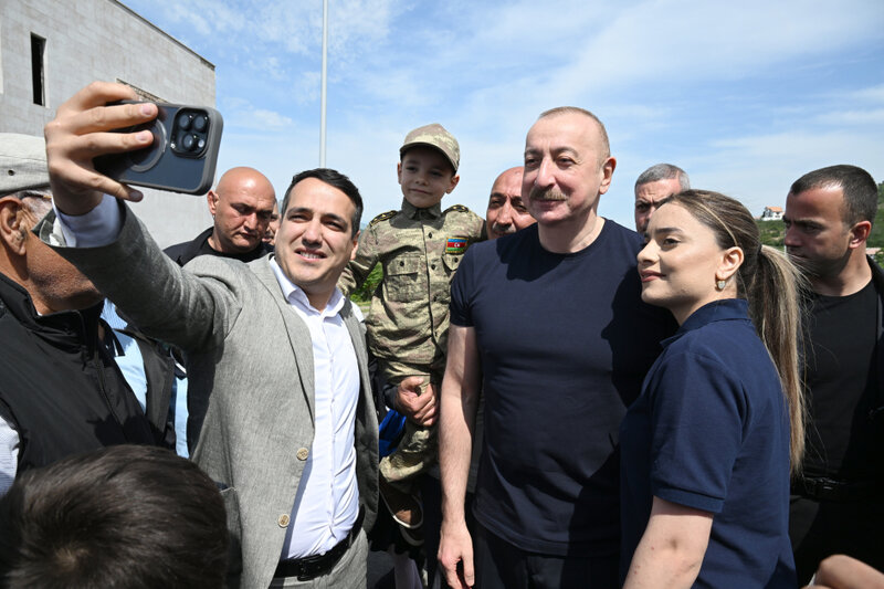 İlham Əliyev uşaqlarla bir arada - Fotolar