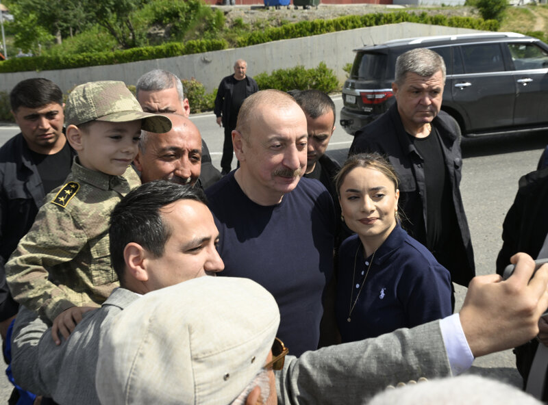İlham Əliyev uşaqlarla bir arada - Fotolar