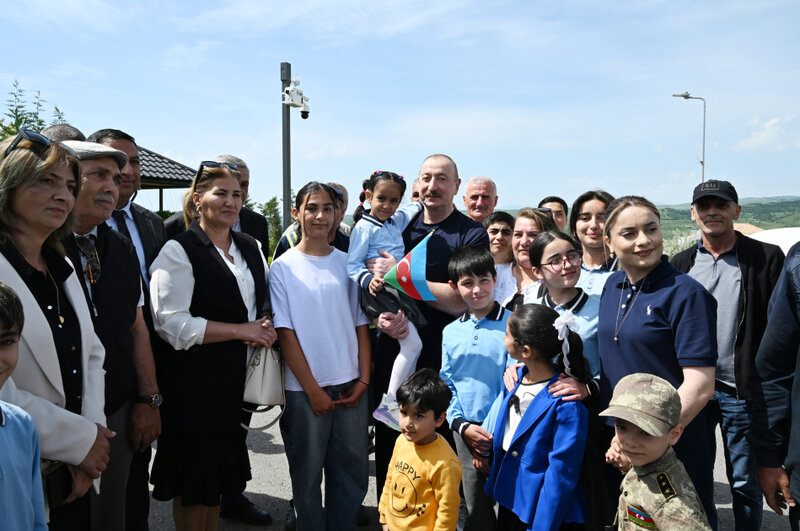İlham Əliyev uşaqlarla bir arada - Fotolar