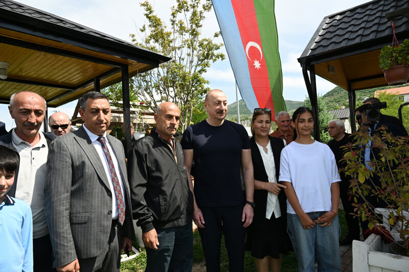 İlham Əliyev uşaqlarla bir arada - Fotolar