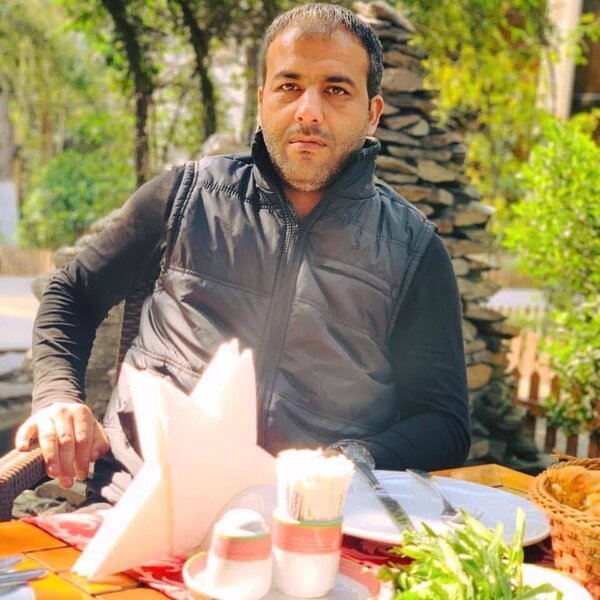 Bakıda marketin qarşısında 2 nəfəri cərəyan vurub öldürdü - Foto