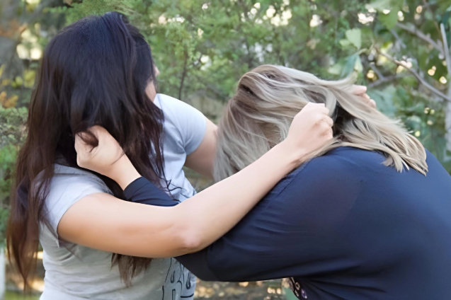 Göygöldə qadın müəllimlər avtobusda saçyolduya çıxdılar