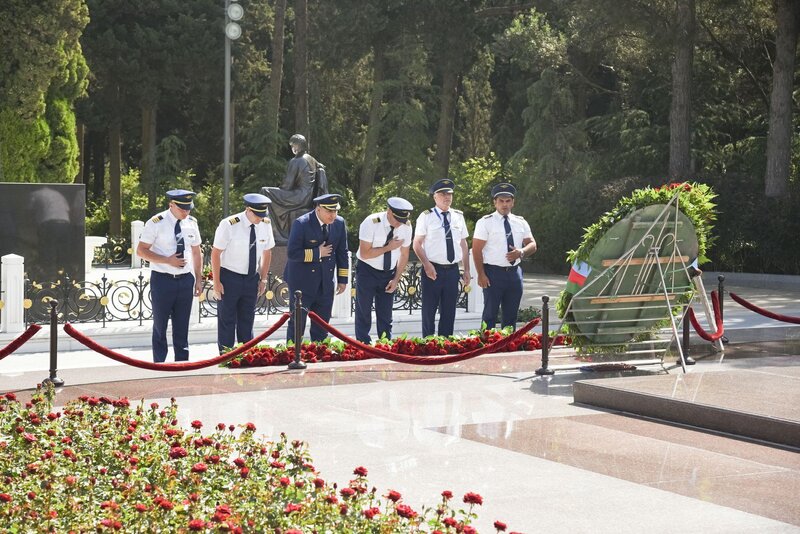 AZAL kollektivi Fəxri xiyabanı ziyarət edib