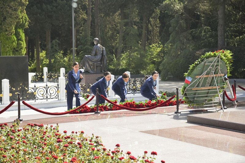 AZAL kollektivi Fəxri xiyabanı ziyarət edib