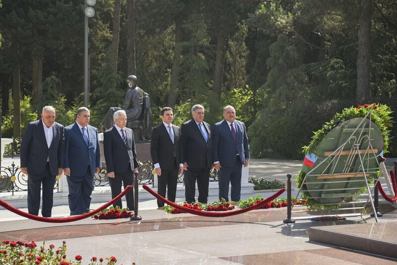 AZAL kollektivi Fəxri xiyabanı ziyarət edib
