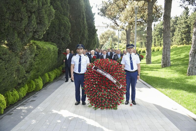 AZAL kollektivi Fəxri xiyabanı ziyarət edib