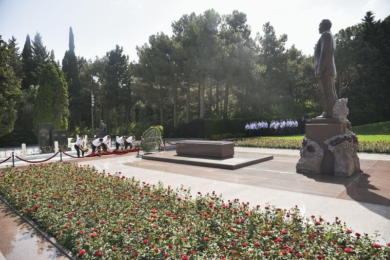 AZAL kollektivi Fəxri xiyabanı ziyarət edib