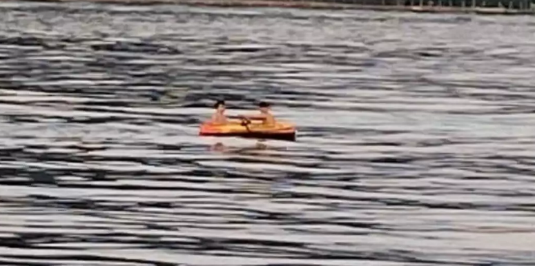 İki uşaq şişmə qayıqda dalğalarla mübarizə apardı - VİDEO