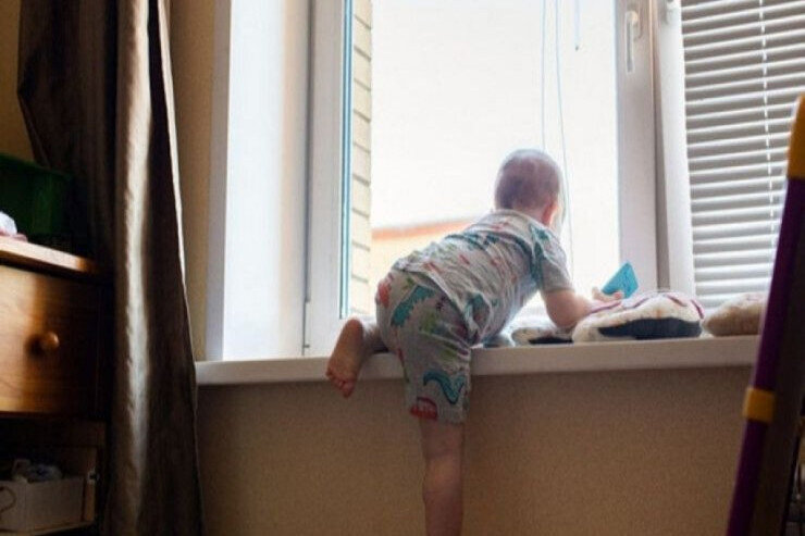 2 yaşlı uşaq 16-cı mərtəbədən yıxılıb öldü