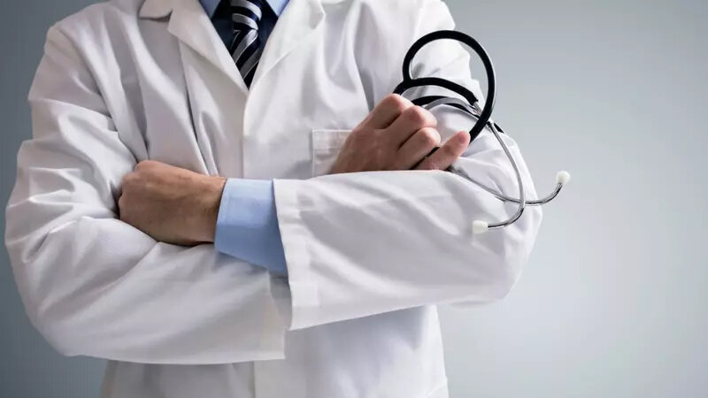 10 yaşlı qızın ölümündə təqsirli bilinən həkimlərin işi: biri cəza, digəri bəraət aldı