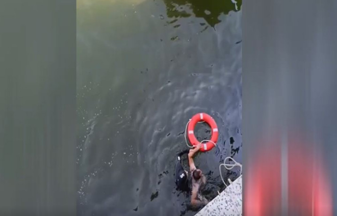 Bulvarda kişi dənizə düşdü - VİDEO