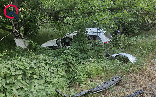 Aşan avtomobil 50 metr sürüşərək dayandı - Sürücü öldü