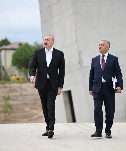 İlham Əliyev Xankəndidə Zəfər parkında görülən tikinti işləri ilə tanış olub