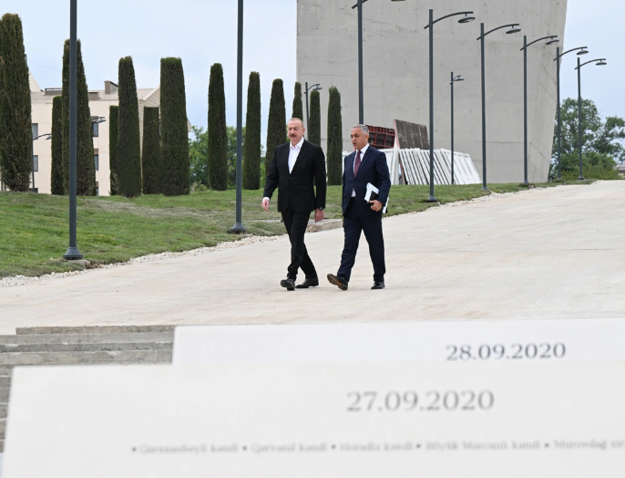 İlham Əliyev Xankəndidə Zəfər parkında görülən tikinti işləri ilə tanış olub