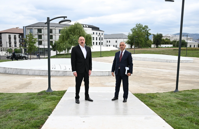 İlham Əliyev Xankəndidə Zəfər parkında görülən tikinti işləri ilə tanış olub