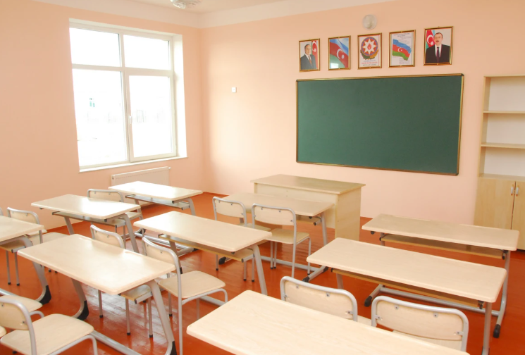 Müəlliməni məktəbdən qaçıran dəstə azadlığa buraxıldı