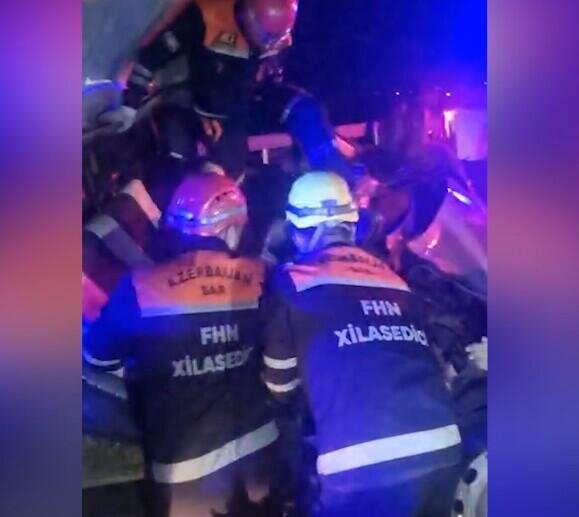 Bakıda qəzadan sonra sürücü avtomobildə sıxılı vəziyyətdə qalıb - VİDEO