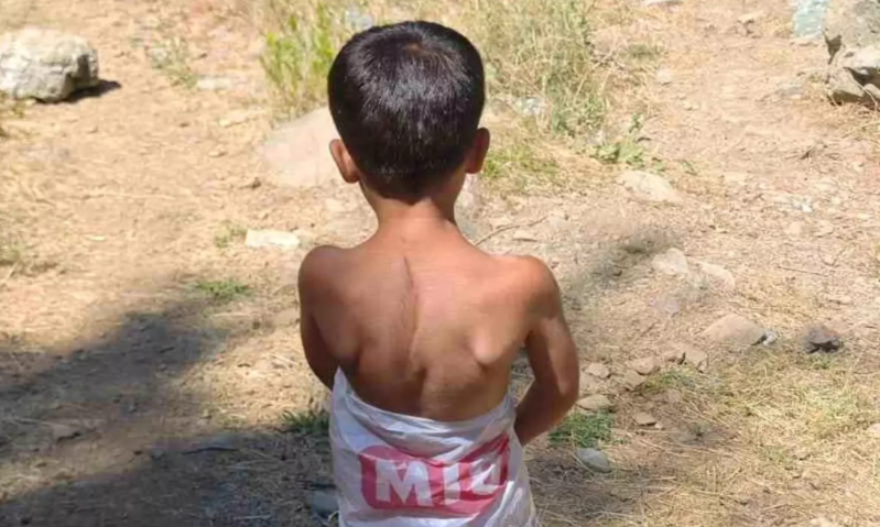 Günün kadrı! Çimərlik geyimi tapmadı, suya belə girdi