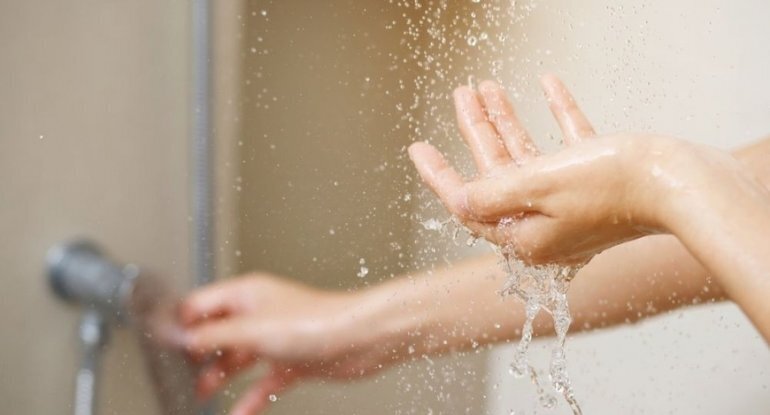 Soyuq duş qəbul edən insanlara ŞOK XƏBƏRDARLIQ