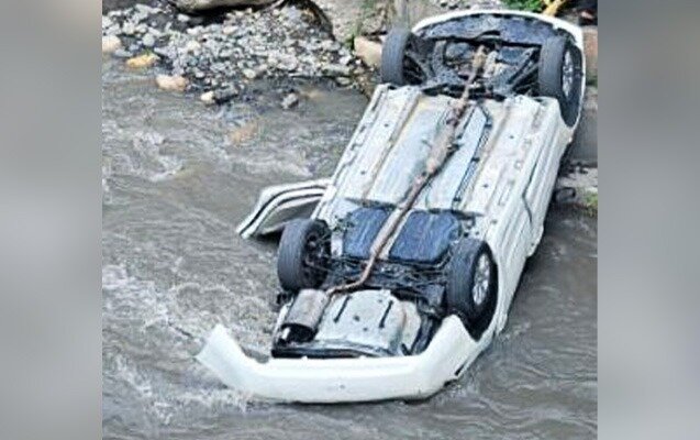 Avtomobil körpüdən çaya düşdü - Xəsarət alanlar var