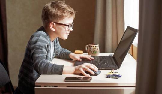 Hindistanda şagirdinə qarşı etikadan kənar davranışlara yol verən müəllimə həbs edildi