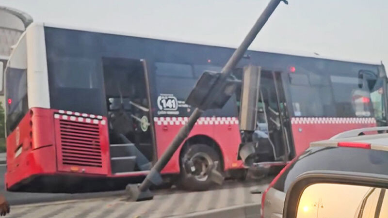 8 Noyabrda avtobus işıqfora çırpıldı (VİDEO)