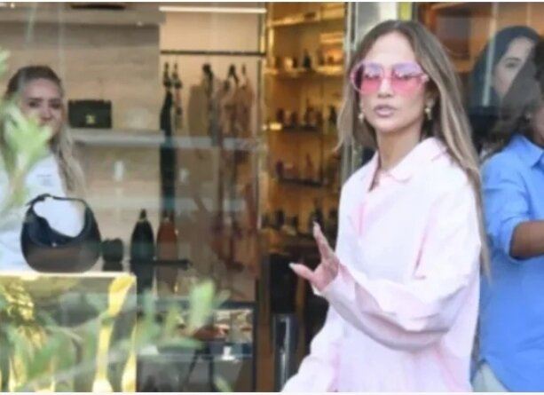 Türkiyədə Cennifer Lopezi mağazaya buraxmadılar