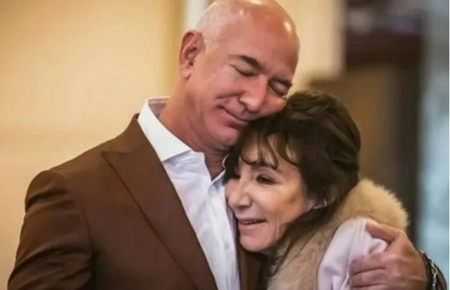 "Amazon" şirkətinin rəhbəri Ceff Bezosun anası vəfat edib