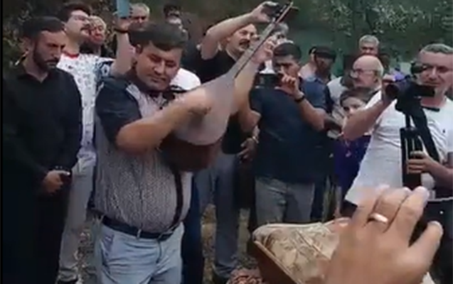 Məmməd İsmayılı saz havası ilə yola saldılar - Video